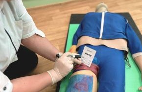 АККРЕДИТАЦИОННО-СИМУЛЯЦИОННЫЙ ЦЕНТР МБУ ИНО ФМБЦ         ИМ. А.И. БУРНАЗЯНА ЗА ФЕВРАЛЬ 2026 Г. ПРОВЕЛ  ПЕРВИЧНУЮ СПЕЦИАЛИЗИРОВАННУЮ АККРЕДИТАЦИЮ ДЛЯ ВЫПУСКНИКОВ ТРЕХ ПРОГРАММ ПРОФЕССИОНАЛЬНОЙ ПЕРЕПОДГОТОВКИ