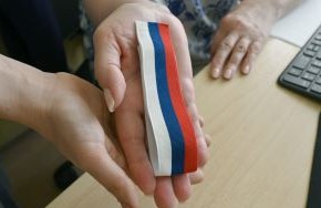 В ПРЕДДВЕРИИ ДНЯ РОССИИ В МЕДИКО-БИОЛОГИЧЕСКОМ УНИВЕРСИТЕТЕ СОСТОЯЛАСЬ ТРАДИЦИОННАЯ АКЦИЯ ПО ВРУЧЕНИЮ ЛЕНТОЧЕК РОССИЙСКОГО ТРИКОЛОРА